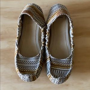 Sanuk woven tan & gray slip on shoes 7.5